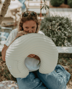 maman gonfle son coussin mumade sous un arbre