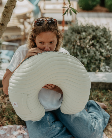 maman gonfle son coussin mumade sous un arbre