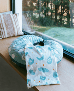 le coussin d'allaitement idéal : celui qui vous aide dès la maternité pour réussir votre allaitement . Zéro tension, mise au sein facilitée