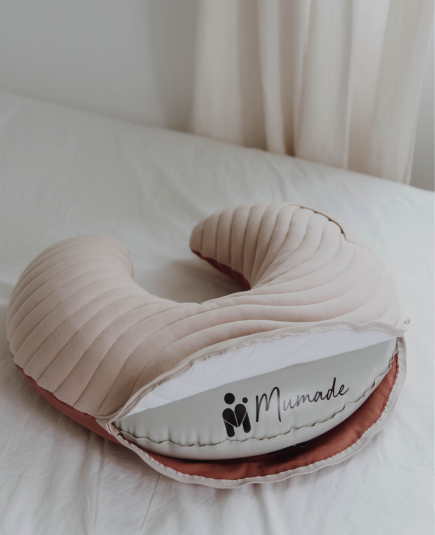 coussin d'allaitement avec une bouée gonflable et une housse matelassée