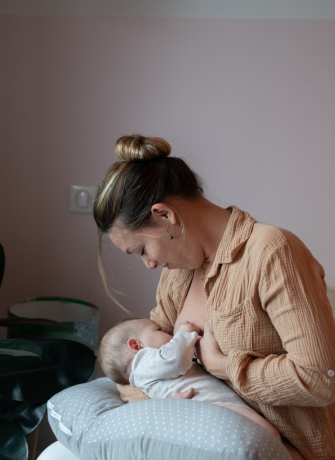 Maman allaitant son bébé avec un coussin d’allaitement souple