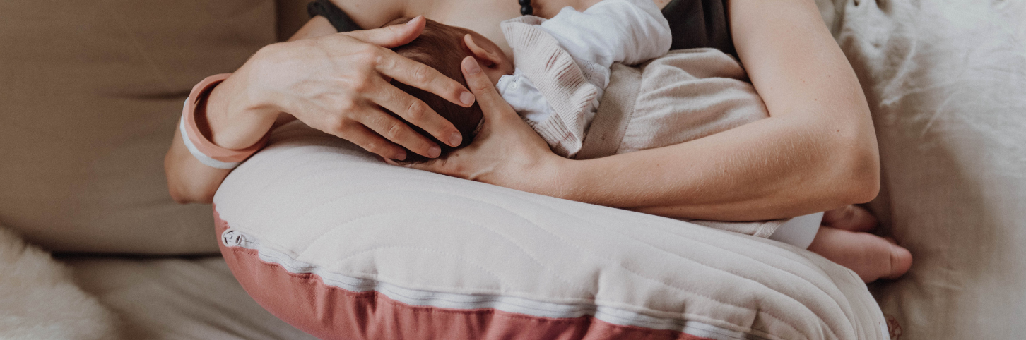 maman qui donne le sein en madone inversée bien soutenue grâce au coussin d'allaitement ferme et ajustable mumade