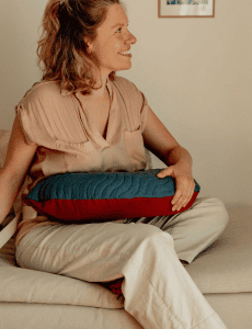 maman ajuste son coussin d'allaitement gonflable avec la ceinture