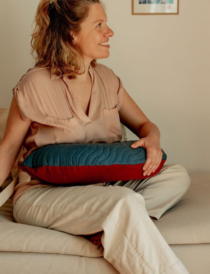 maman ajuste son coussin d'allaitement gonflable avec la ceinture