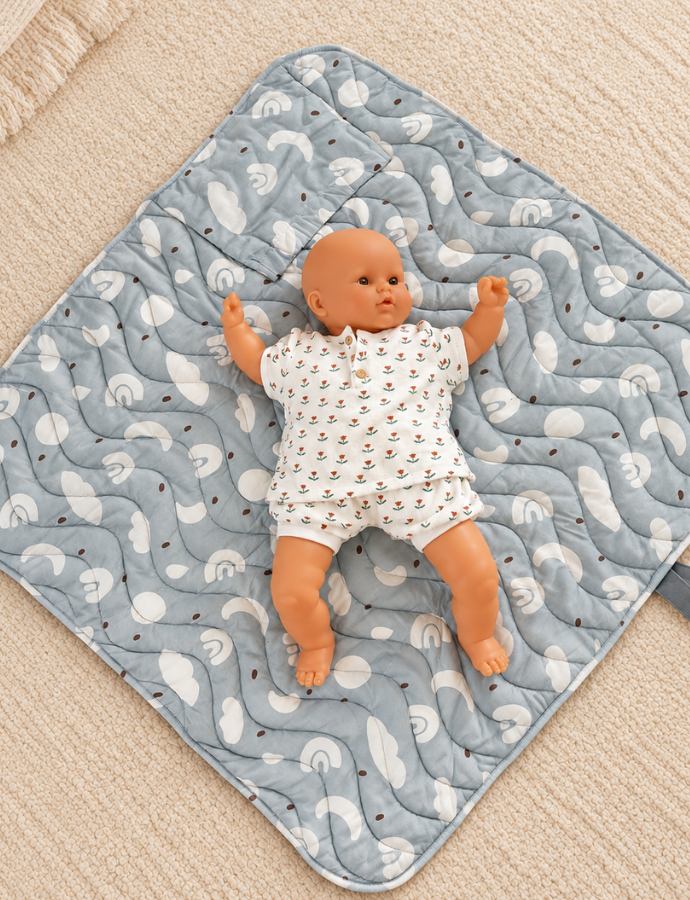 tapis d'eveil épais et moelleux avec un poupon .
