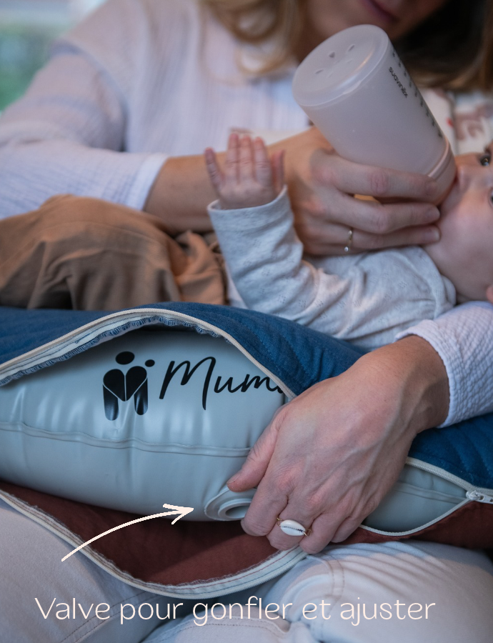 coussin allaitement gonflable maman ajuste la fermeté en enlevant de l'air avec son doigt